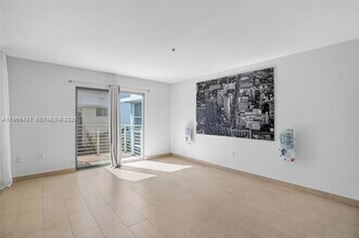 7744 Collins Ave in Miami Beach, FL - Foto de edificio - Building Photo