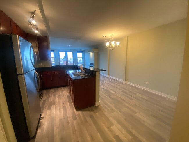 3550 W Montrose Ave, Unit 508 in Chicago, IL - Foto de edificio - Building Photo