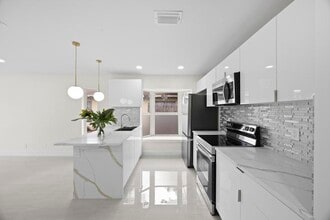 5664 Boynton Cres in Boynton Beach, FL - Foto de edificio - Building Photo