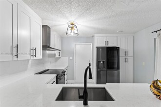 11085 Neptune Dr in Hollywood, FL - Building Photo - Building Photo