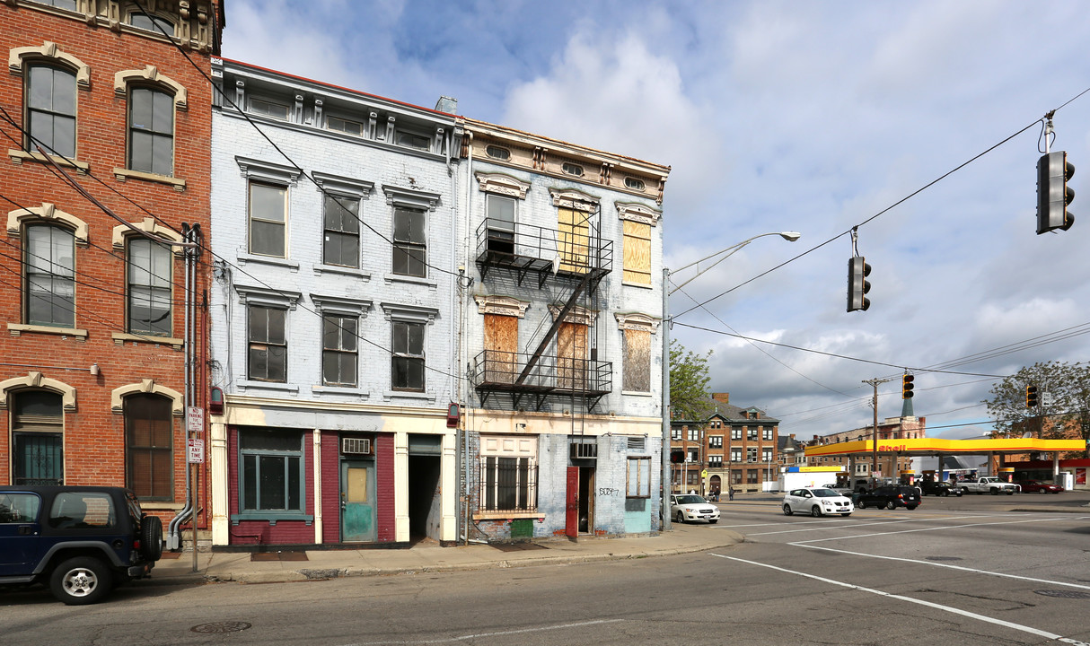 1447 Walnut in Cincinnati, OH - Building Photo