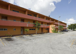 Savannah Apartments in Hialeah, FL - Building Photo - Building Photo