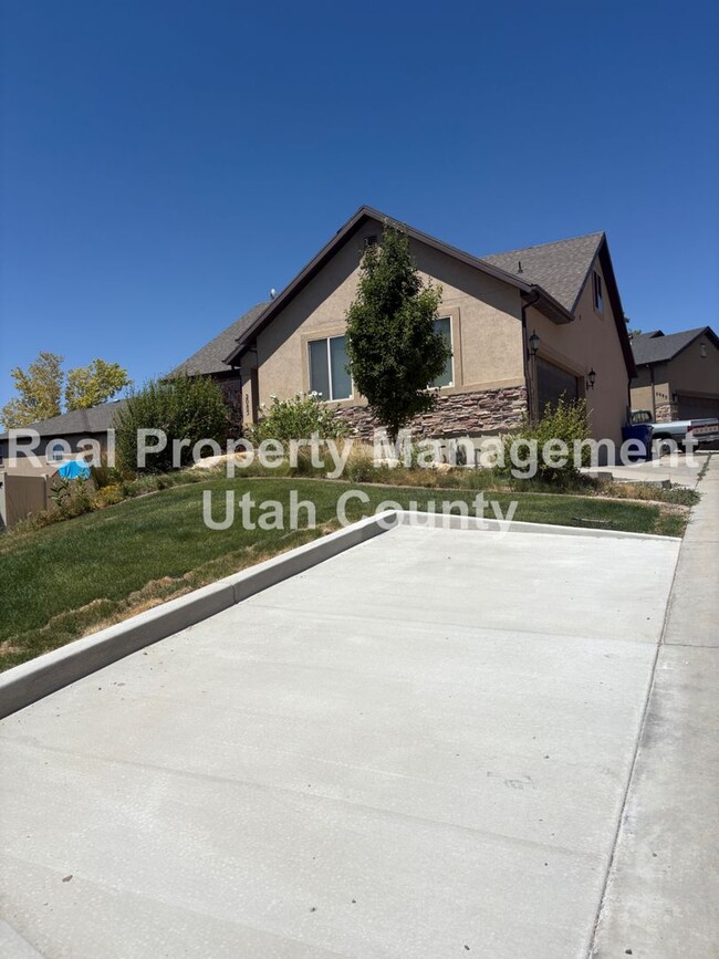 property at 2083 N Raspberry Dr