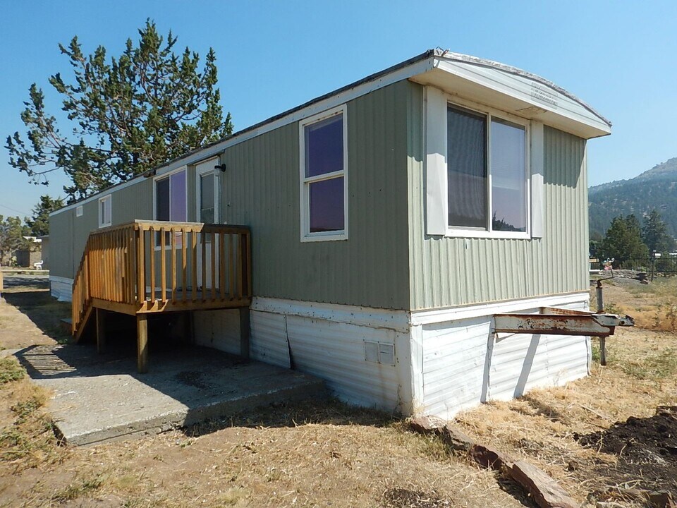 15015 N E Ochoco Hwy in Prineville, OR - Building Photo