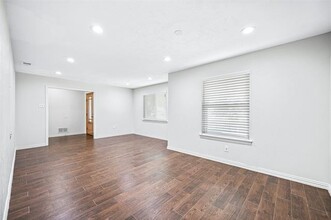 7251 Crooked Oak Dr in Dallas, TX - Building Photo - Building Photo