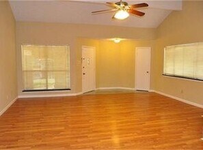 2426 Planters Row in Sugar Land, TX - Building Photo - Building Photo