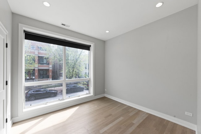 1051 W Cornelia Ave, Unit 402 in Chicago, IL - Building Photo - Building Photo