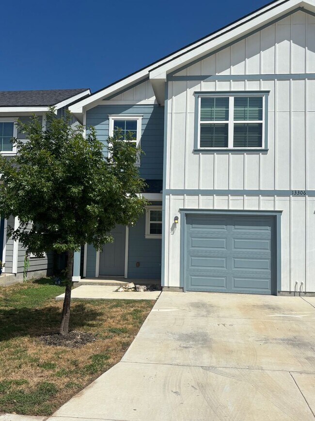13306 Stadium Cv in San Antonio, TX - Foto de edificio - Building Photo