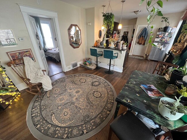 506 E Locust St in Milwaukee, WI - Building Photo - Building Photo