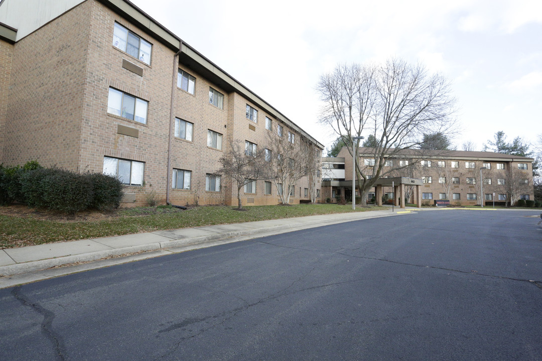 Warrenton Manor Apartments - 55 & Older in Warrenton, VA - Building Photo