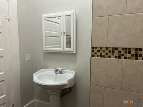 211 E Kingsbury St in Seguin, TX - Building Photo - Building Photo