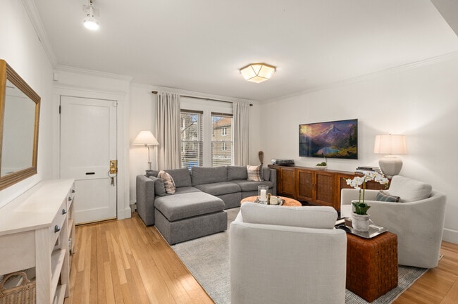 37 Everett St, Unit Gorgeous 2 Bedroom in Waltham, MA - Building Photo - Building Photo