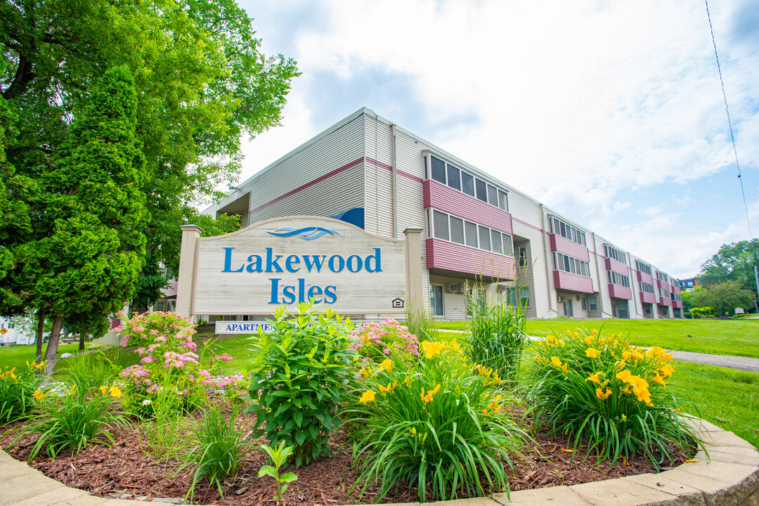 Lakewood Isles in Minneapolis, MN - Building Photo