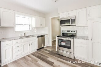 408 NE Noeleen Ln in Lee's Summit, MO - Building Photo - Building Photo