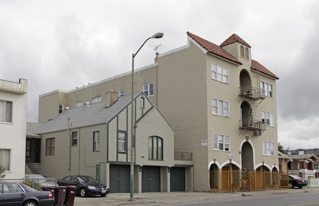 5142 Bancroft Ave in Oakland, CA - Foto de edificio