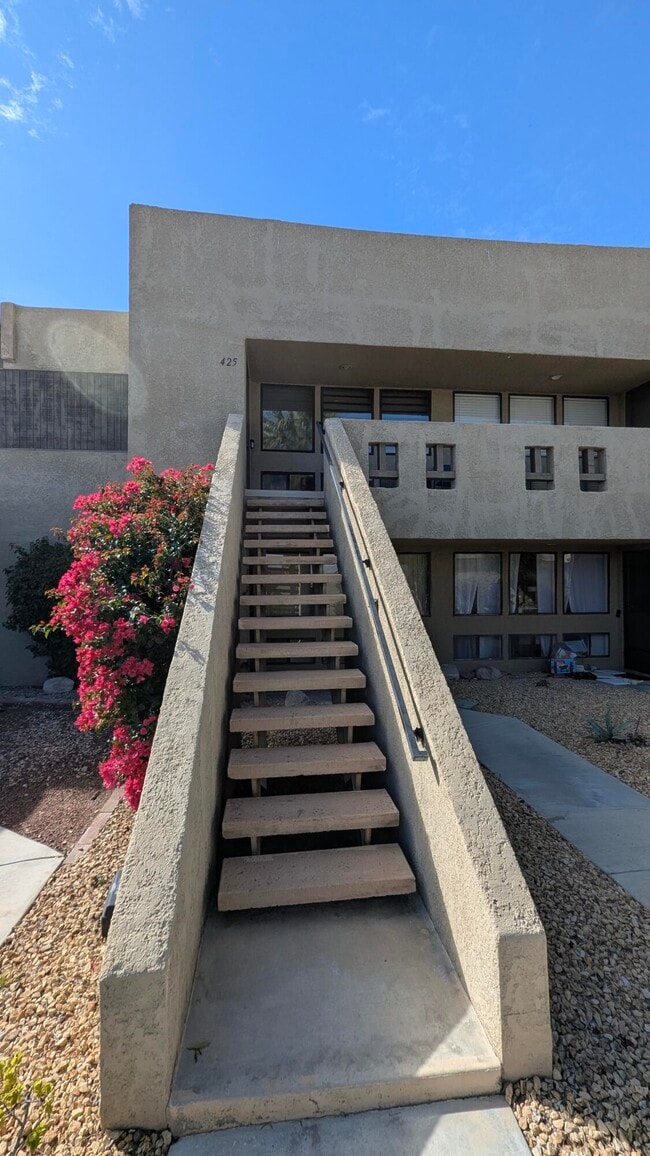 425 Bradshaw E Ln in Palm Springs, CA - Building Photo - Building Photo