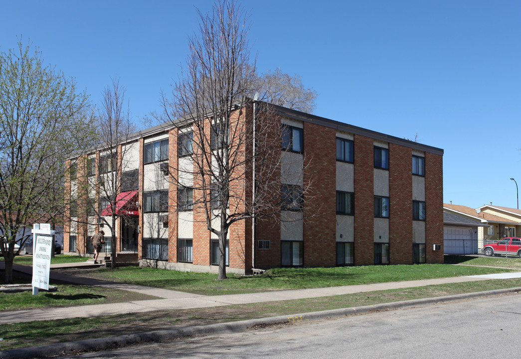 744 Polk St NE in Minneapolis, MN - Foto de edificio