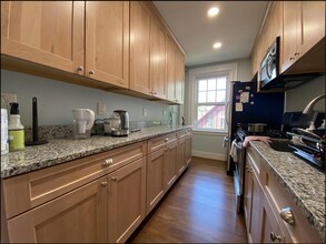 1699 Cambridge St, Unit 12A in Cambridge, MA - Foto de edificio - Building Photo