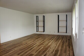 952 NE Netlam Ln in Oak Harbor, WA - Foto de edificio - Building Photo