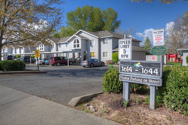 Champion Park in Grants Pass, OR - Foto de edificio