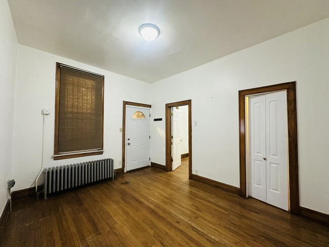 1104 N Ashland Ave, Unit 1R in Chicago, IL - Building Photo - Building Photo