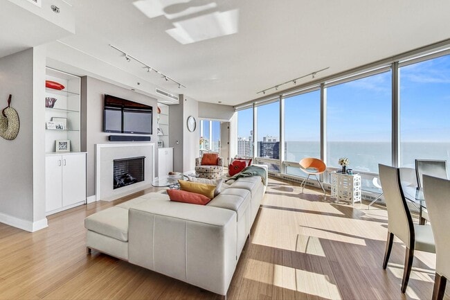 340 E Randolph St, Unit 4901 in Chicago, IL - Foto de edificio - Building Photo