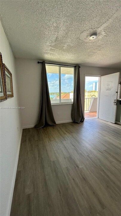 7133 Bay Dr, Unit 505 in Miami Beach, FL - Building Photo