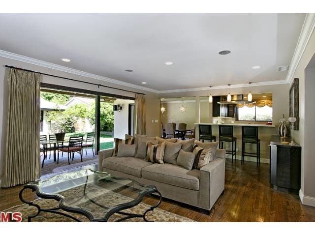 2001 Coldwater Canyon Dr in Beverly Hills, CA - Foto de edificio - Building Photo