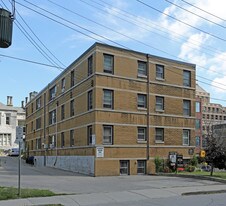 Castle Apartments Ltd in Hamilton, ON - Building Photo