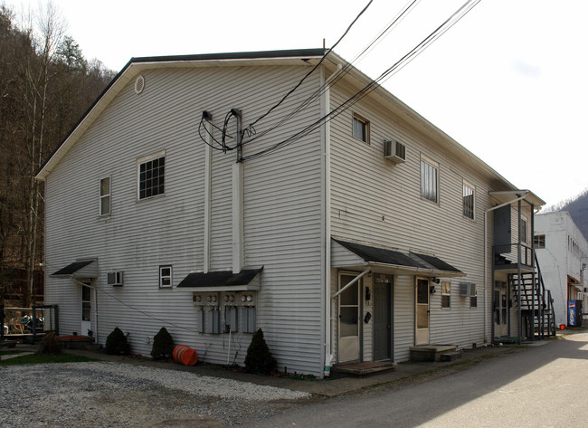 405 Market St in Man, WV - Building Photo - Building Photo