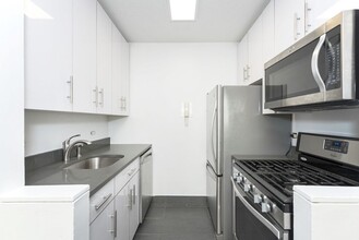 456 W 37th St in New York, NY - Building Photo - Building Photo