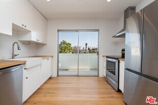 5935 Chula Vista Way in Los Angeles, CA - Building Photo