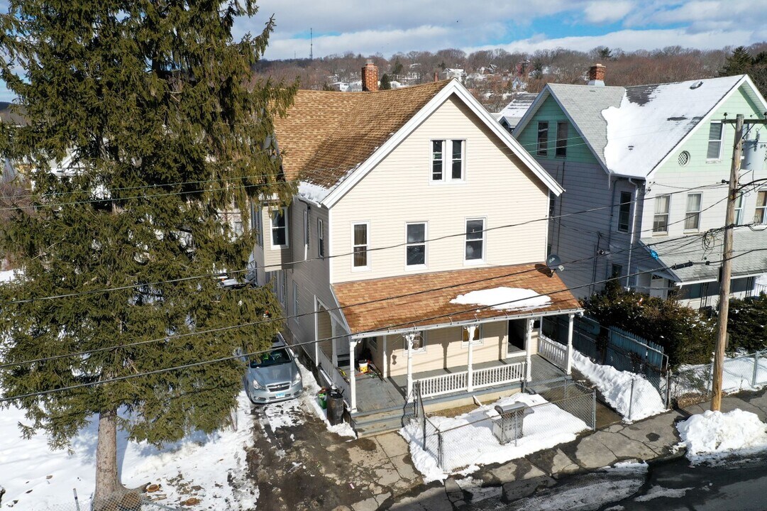 143 Locust St in Waterbury, CT - Building Photo