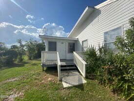 606 Florida Ave in Lynn Haven, FL - Building Photo