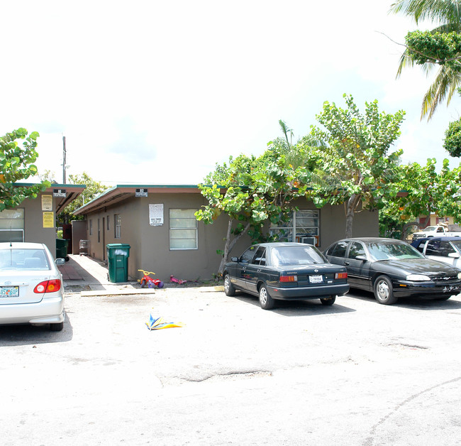 643-647 NW 15th Ter in Fort Lauderdale, FL - Building Photo - Building Photo