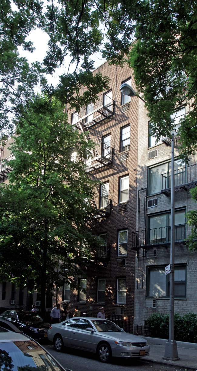 216 E 77th St in New York, NY - Building Photo - Building Photo