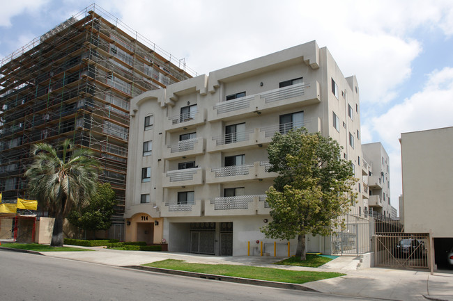 714 S Serrano Ave in Los Angeles, CA - Foto de edificio - Building Photo