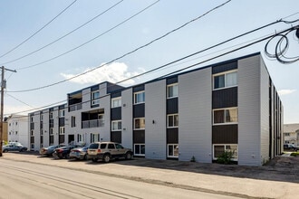 Elsey Manor in Regina, SK - Building Photo - Building Photo