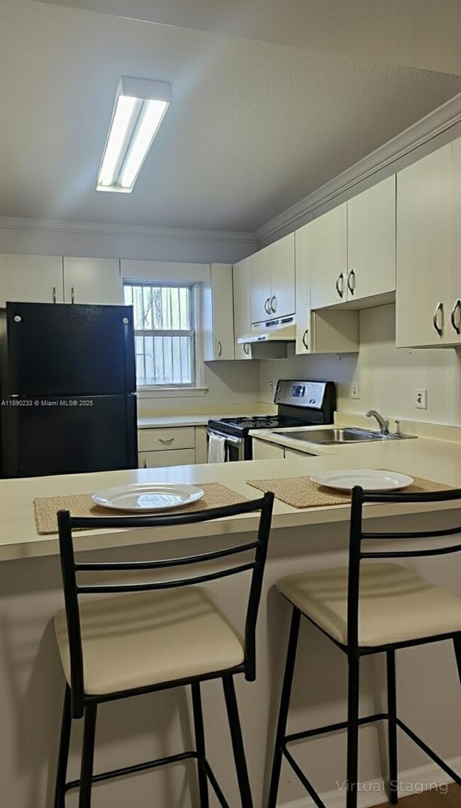 2319 W 60th St in Hialeah, FL - Building Photo - Building Photo