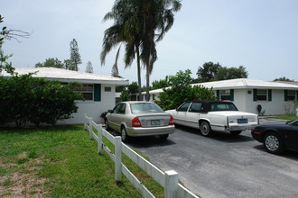 2040 Sandrala Dr in Sarasota, FL - Foto de edificio - Building Photo