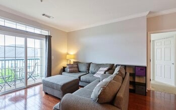 2465 Army Navy Dr, Unit 402 in Arlington, VA - Building Photo - Building Photo