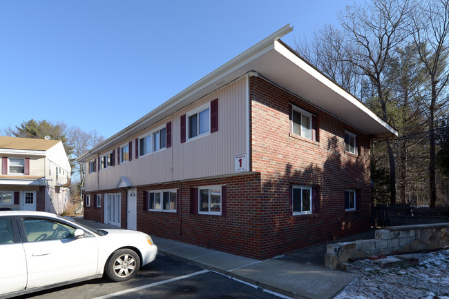 Douglas Plaza Apartments in Smithfield, RI - Foto de edificio - Building Photo