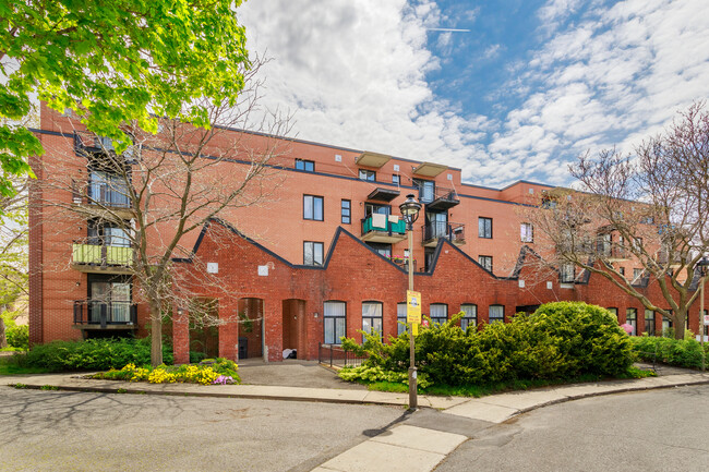 300 De La Poudrière Rue in Verdun, QC - Building Photo - Building Photo