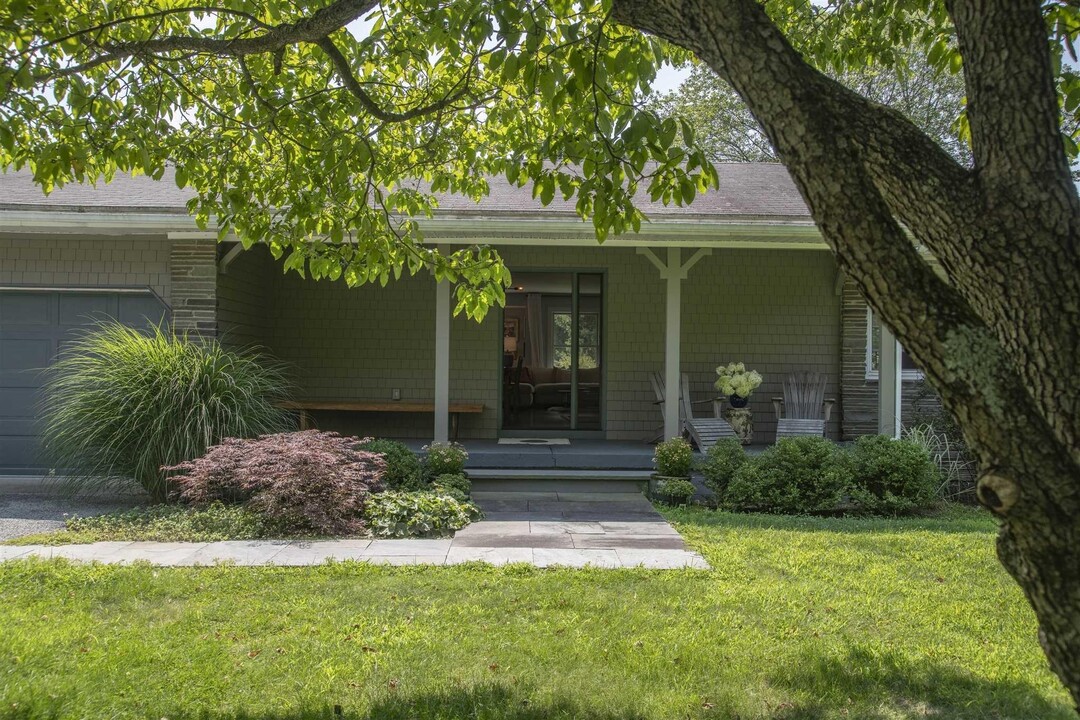 62 Frost Rd in Rhinebeck, NY - Building Photo