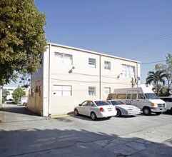 5831 SW 8th St in West Miami, FL - Foto de edificio - Building Photo