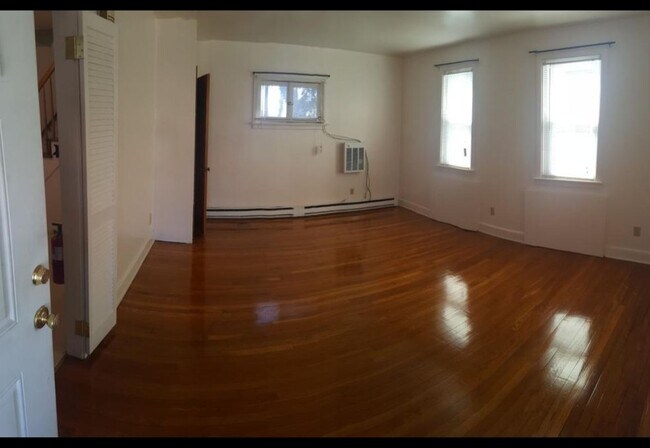 336 N 10th St, Unit 2 in Easton, PA - Building Photo - Building Photo