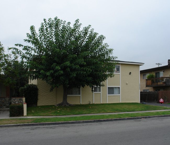 14722 Adams St in Midway City, CA - Foto de edificio - Building Photo