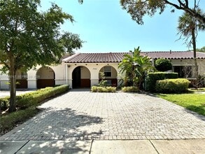 7002 Holly Rd in Miami Lakes, FL - Building Photo - Building Photo