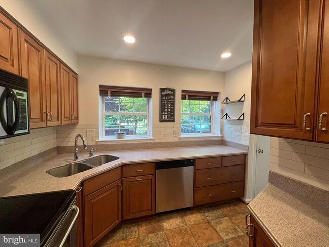 2080 Golf Course Dr in Reston, VA - Building Photo - Building Photo