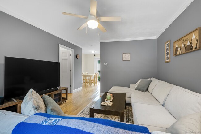 224 New Britain Ave in Farmington, CT - Foto de edificio - Building Photo